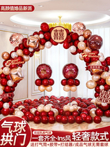 Wedding arches outside the rural courtyard outside the entrance of the wedding bracket wedding scene opening woman