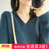 New V-neck pullover long sleeve sweater womens autumn and winter bottoming sweater warm inside with loose simple non-woolen sweater