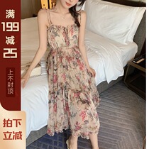 Welfare money Mrs. Qians home is wearing a paper piece of paper people gentle Shuya wooden ear suspender skirt