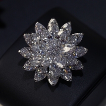 Brand autumn and winter high-end three-dimensional ultra-flash crystal flower brooch female high-grade Japanese and Korean Joker Corsage suit sweater sweater buckle