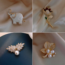Elegant flower Pearl high-grade brooch female temperament suit anti-light buckle Joker atmosphere Korean pin corsage