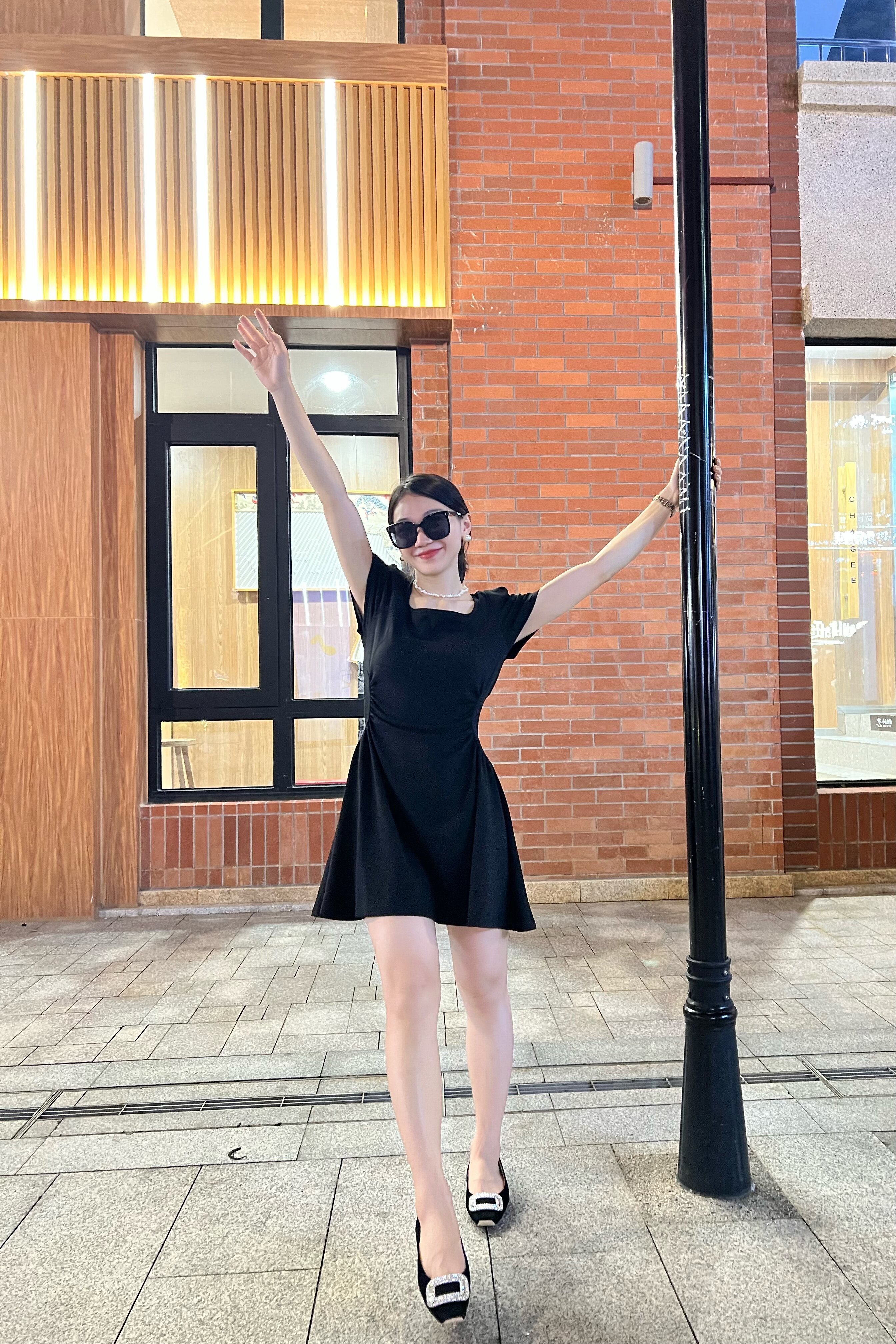 「倾城之恋」Nine West/玖熙方扣单鞋：法式平底鞋的水钻优雅美学