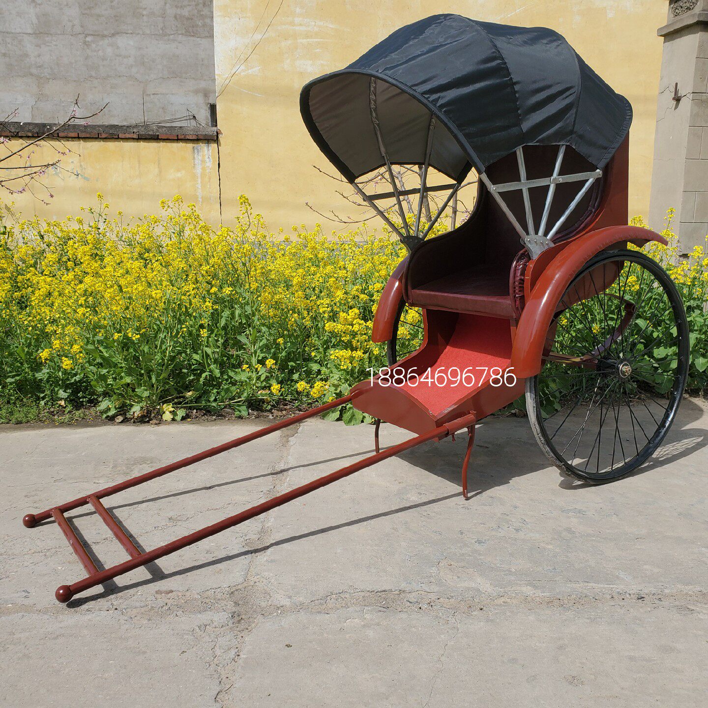 Factory direct sales of the Republic of China old Shanghai Beijing retro antique manpower can pull a person rattle car hotel scenic area ornaments