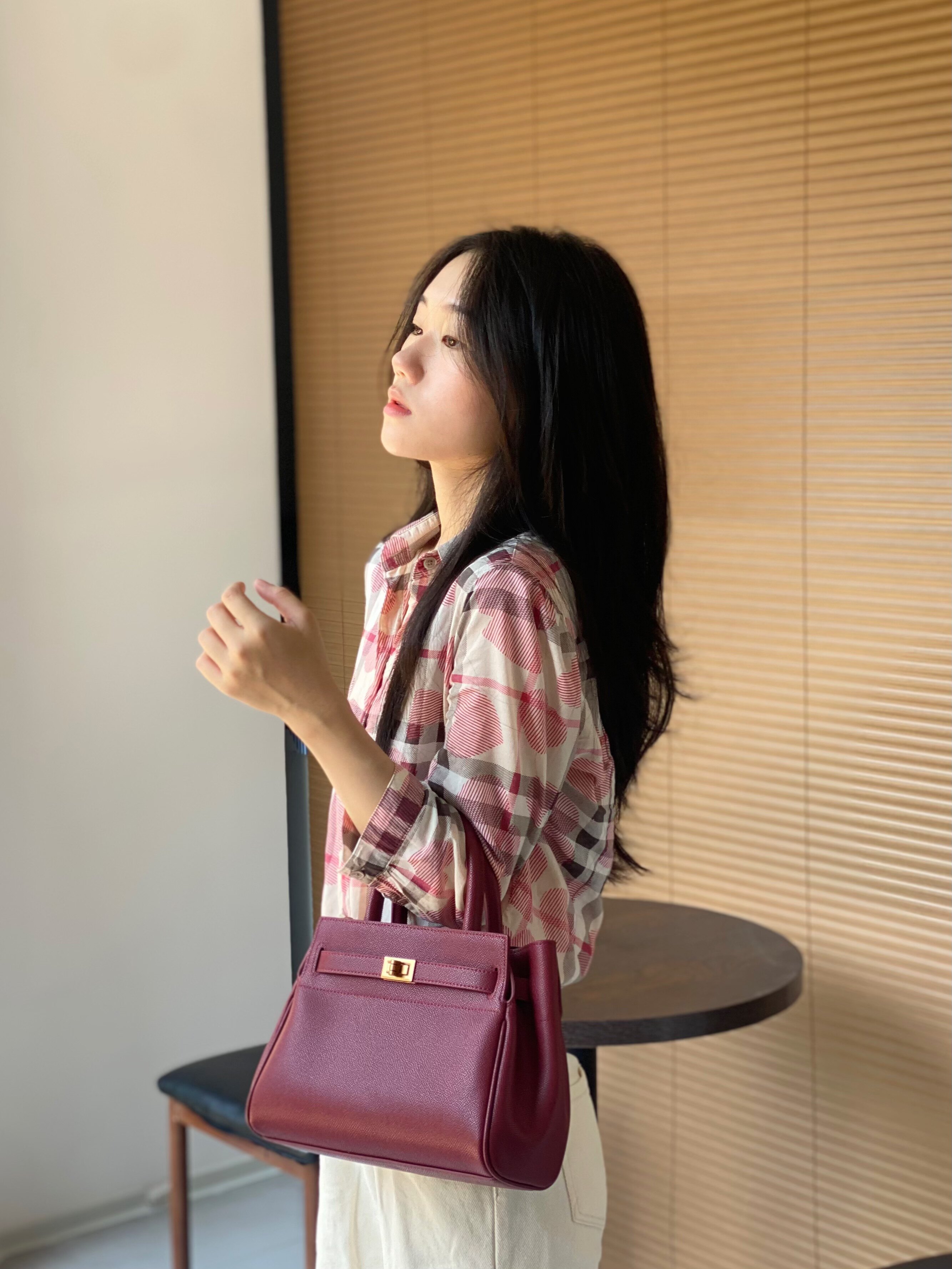 百丽红色新娘婚包 大容量设计装下红包手机 手提斜挎两用更实用