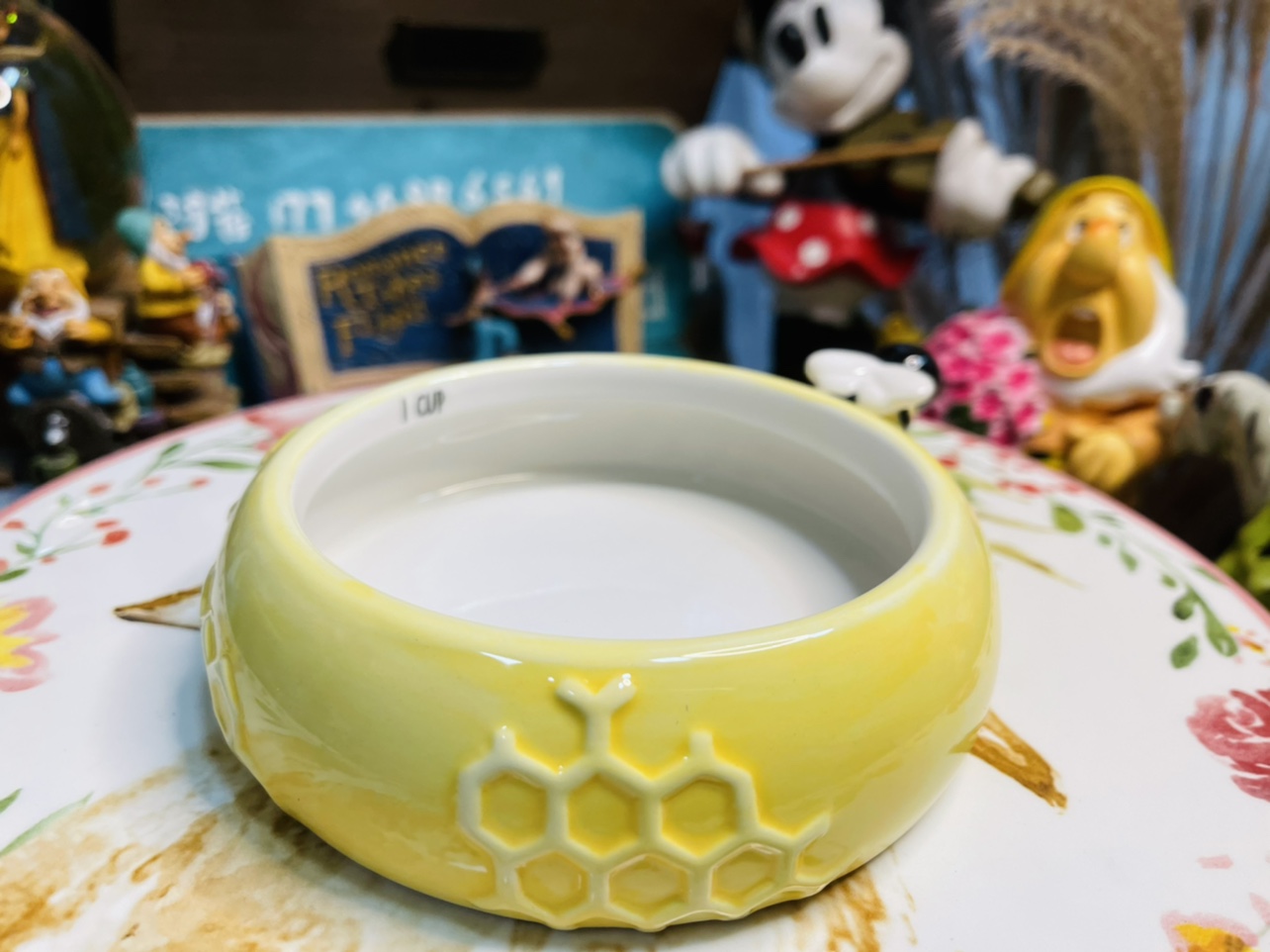 Ceramic small bee measuring spoon measuring bowl honeycomb bowl hamster food bowl ceramic hedgehog bowl anti-turning feeder gold wire