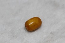 Qing early Old Beeswax raw wax small barrel beads 0 53 grams to the hole is 1 35cm diameter is 0 85cm