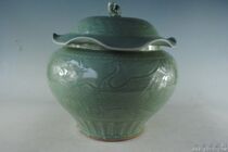 Yuanlongquan celadon wearing Phoenix lotus leaf cover jar