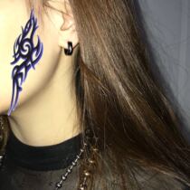  Handsome to the ear end ins flame dragon checkerboard stud ear clip