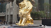 Custom-made lion sculpture outside the hotel door FRP lion sculpture ornaments animal sculpture landscape sculpture