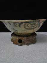 At the end of the Yuan Dynasty and the beginning of the Ming Dynasty the first blue and white bowl mouth was along a line of work.