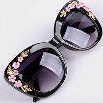 Korean version of flower sunglasses womens diamond-set tide round face sunscreen UV sunglasses womens travel photo beach glasses