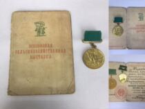 Medal with certificate of the Soviet Unions medium-term agricultural exhibition