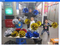 Shanghai Chenghuang Temple Aerobics dance La La exercise flower ball Color ball Cheerleader hand flower ball