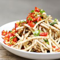 Now dig the root of the ear root Houttuynia cordata fresh wild Guizhou specialty cold dishes Sichuan side ear root 2kg hardcover