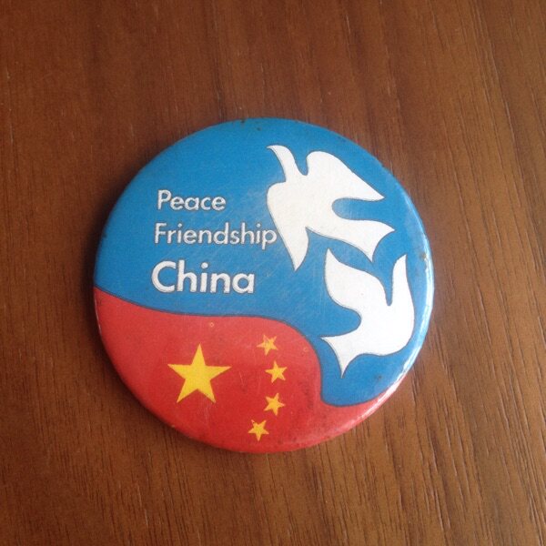 Nostalgia Collection Old Objects 90s Peace Friendship English Chest Badge Commemorative Badge Badge Collection Bag Genuine old