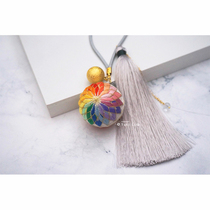 Two novices carefully enter the intermediate rainbow hand ball DIY material bag and wind pendant car hanging