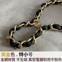 Регулируемая пряжка для сумки на яркой золотой цепочке - очень маленькая.