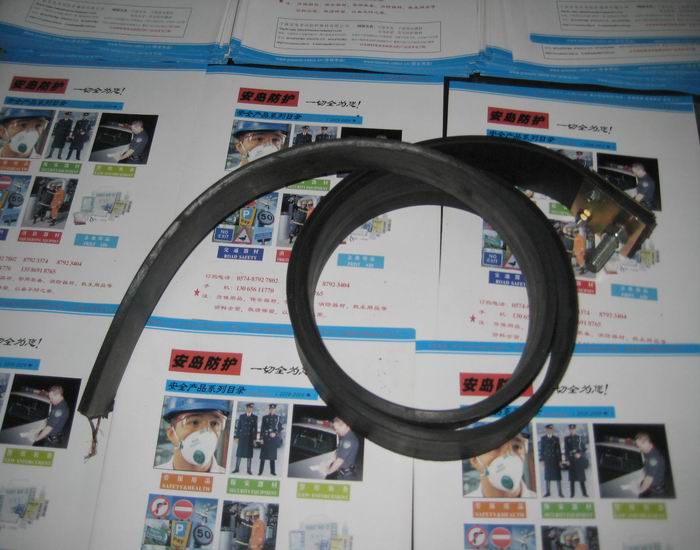 There are tests of LNG trailer belt LNG bus towing zone natural gas vehicle conductive electric towing belt