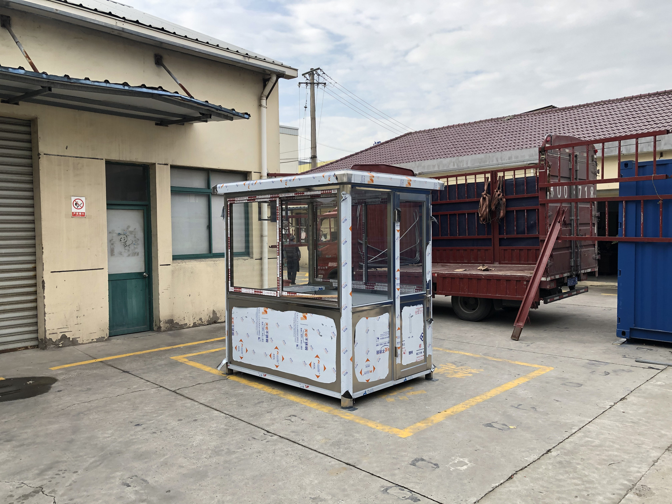 Outdoor Mobile Steel Structure Gangting Stainless Steel Parking Garage Toll Steel Gate Guard Security Kiosk Shanghai Spot