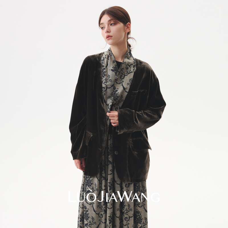 Luojiawang丨Minimalist Retro Velvet Exquisite Casual Blazer for Women, High-End Mulberry Silk Petite Jacket for Spring Luojiawang丨Minimalist Retro Velvet Exquisite Casual Blazer for Women, High-End Mulberry Silk Petite Jacket for Spring