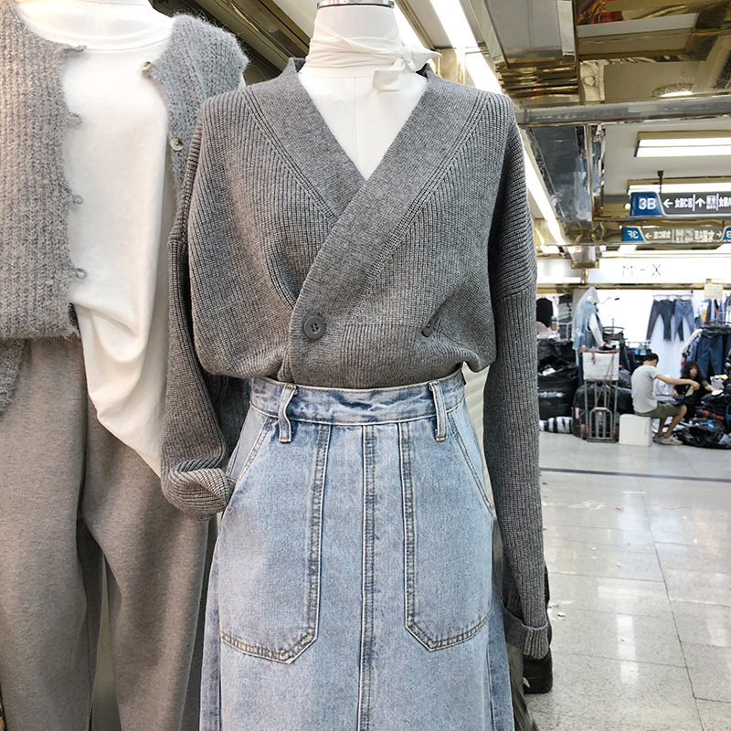 In the early spring of 2023, new V - collar knitting sweater sweater with loose and long - sleeved sweater