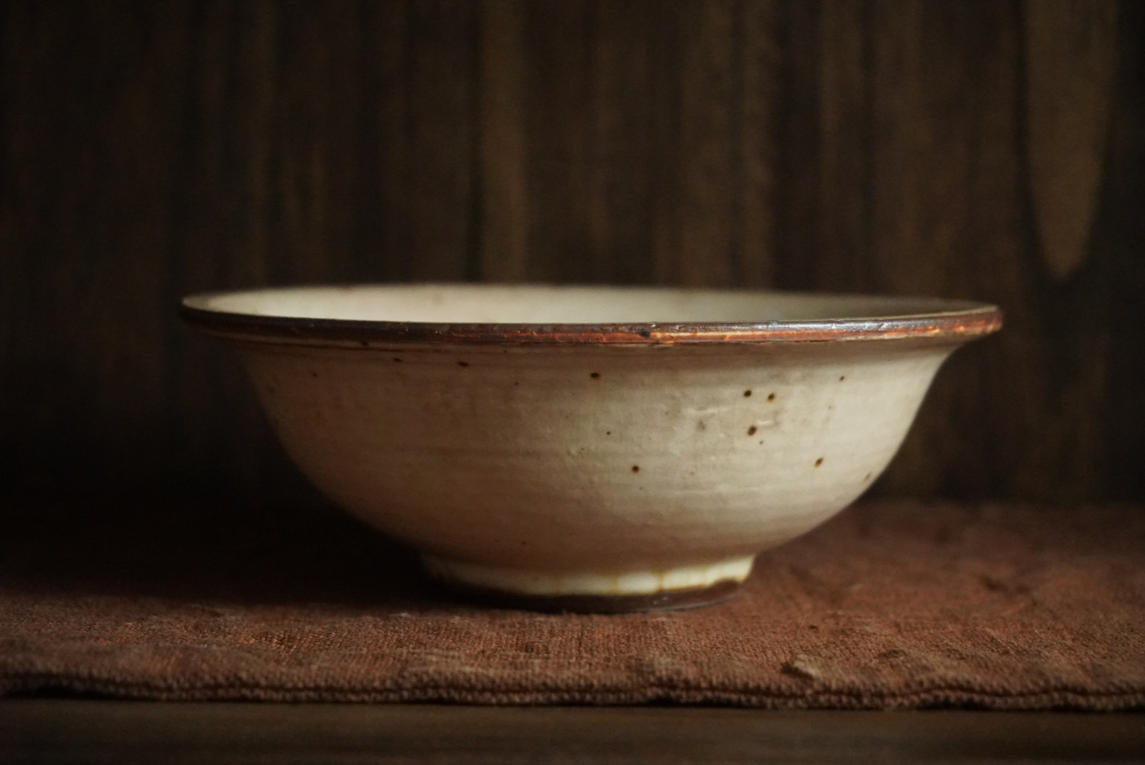 No white full handmade day style retro coarse pottery white make-up powder Cosmetic Powder folding along the pan-jug bearing fruit tray