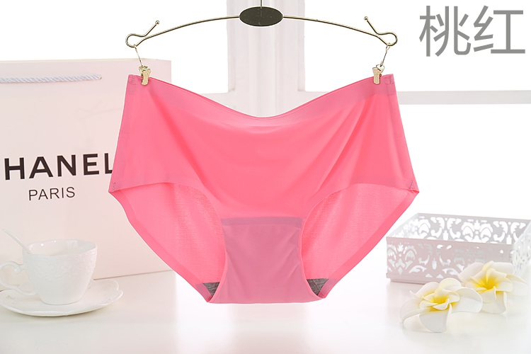 Một womens quá khổ quần lót mảnh chất béo phong phú của đánh dấu băng lụa womens giữa eo quần tam giác liên tục thở.