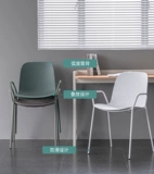 Десертные столы на открытом воздухе и стул в молоко -чай