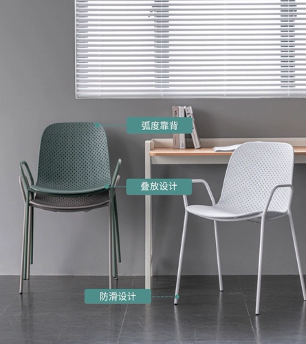 Десертные столы на открытом воздухе и стул в молоко -чай