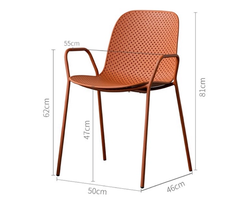 Десертные столы на открытом воздухе и стул в молоко -чай