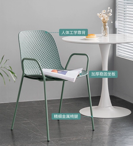 Десертные столы на открытом воздухе и стул в молоко -чай