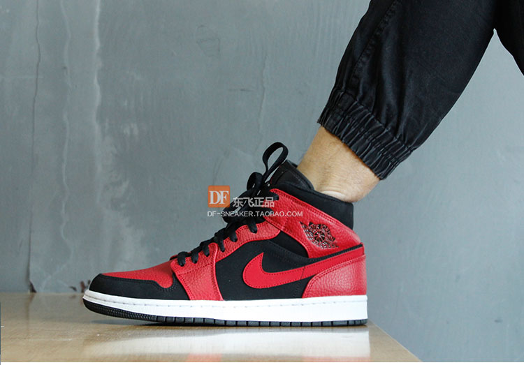 Air Jordan1 Mid nam và nữ AJ1 đen và đỏ bị cấm mặc màu cam đen trong giày bóng rổ 554724-054-062 giày thể thao lining