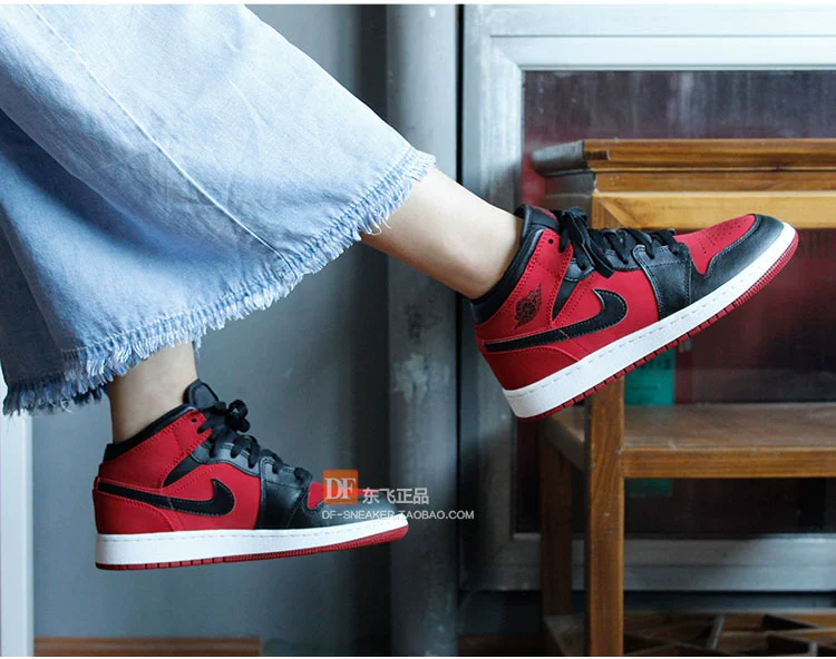 Air Jordan1 Mid Joe AJ1 đen và đỏ cấm đàn ông và phụ nữ gấu trúc đen và trắng khóa mới 554724-610