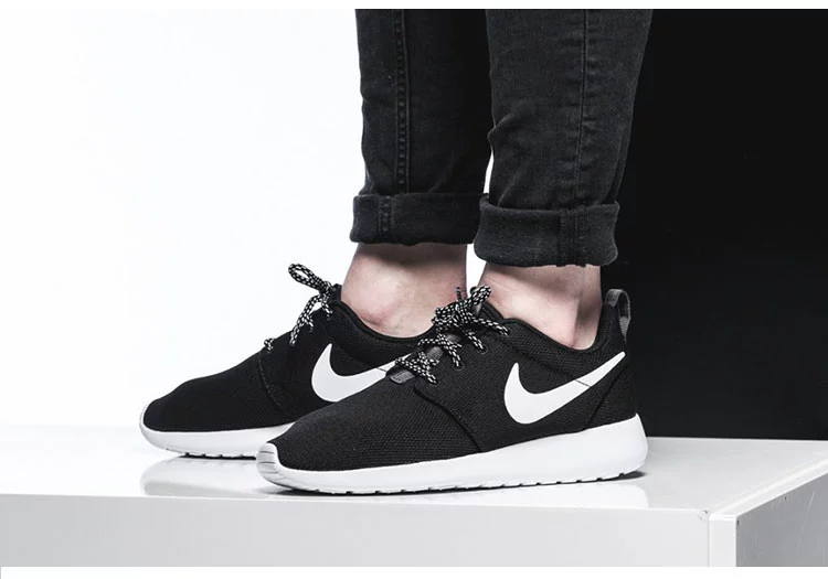  Roshe One small Run nam và nữ mùa hè màu đen và trắng giản dị thoáng khí giày chạy bộ 511881-010 - Giày chạy bộ