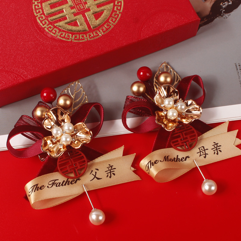 Groom bride wedding courtesans Korean style parents' family red velvet brooch bridesmaid accompanied by a bridal brooch dress