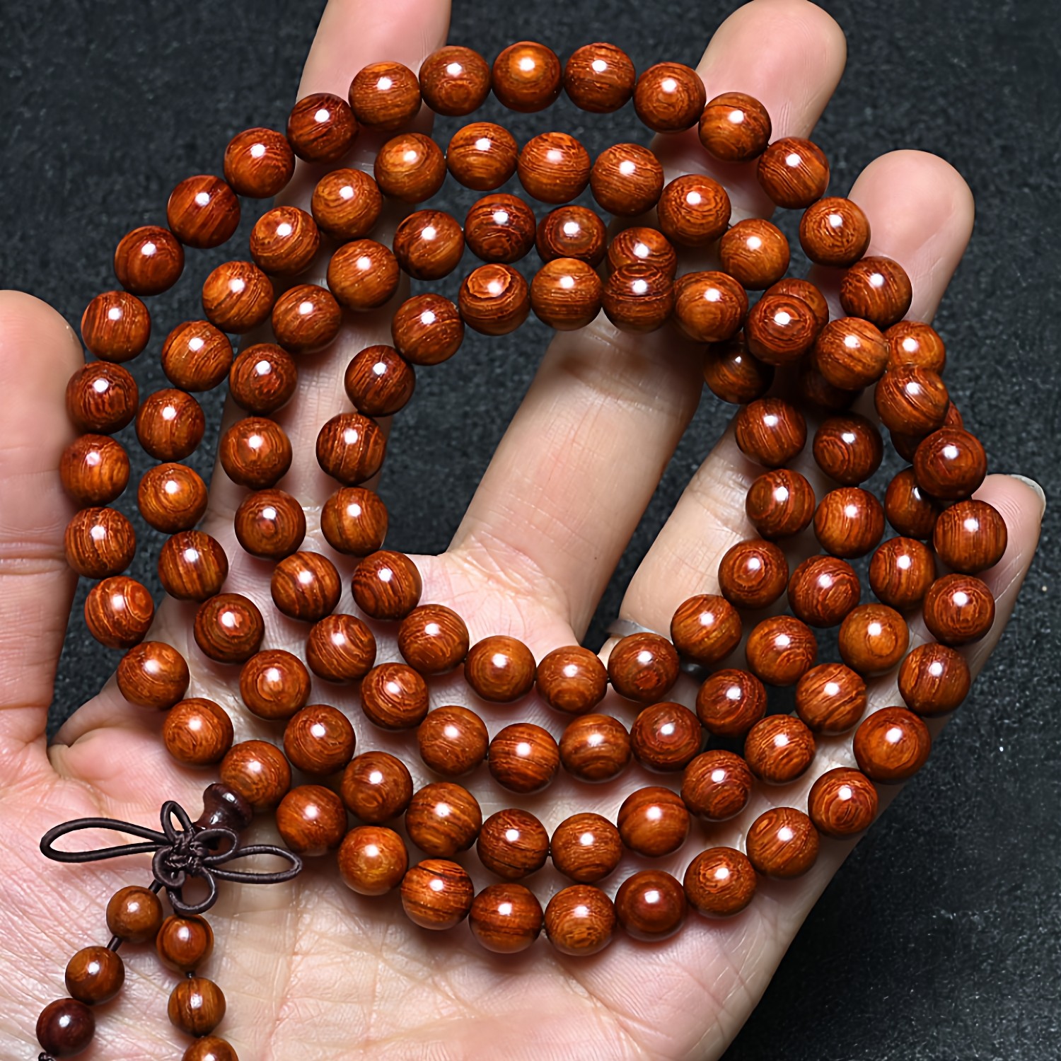 สร้อยข้อมือไม้จันทน์แดงใบเล็กธรรมชาติ สำหรับทั้งชายและหญิง เครื่องประดับไม้แดงและไม้โรสวูด ดูประณีตเรียบง่าย มีลูกปัด 108 เม็ด