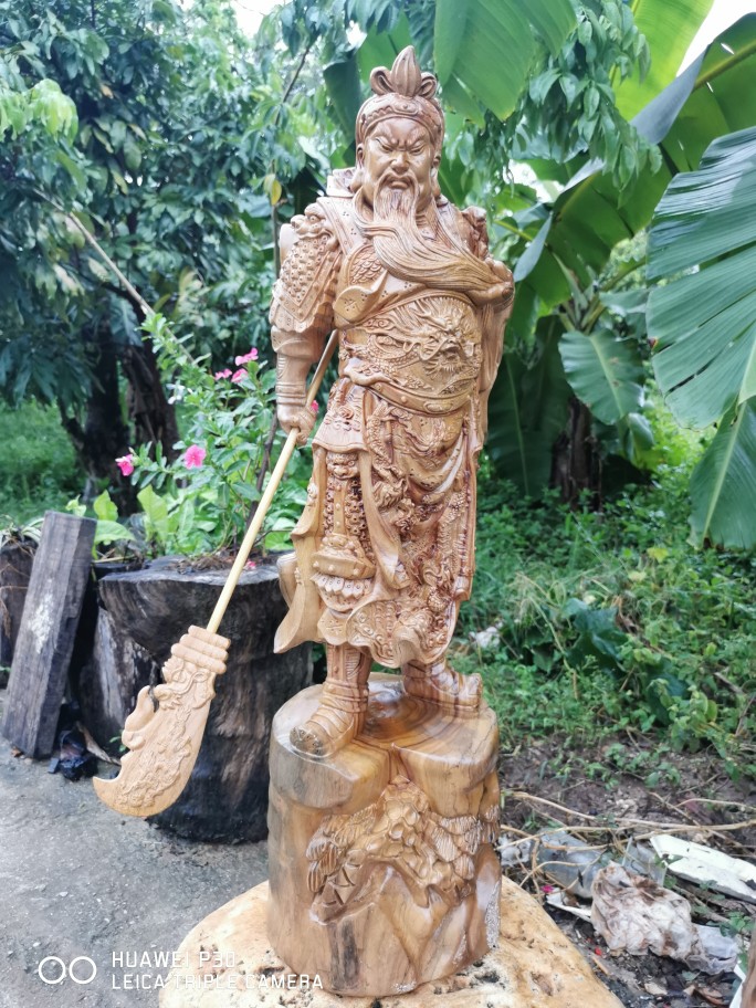 Fragrant Camphor Wood Carving of the Glock of the Gods of the People of the People of the People of the People Living in the Living Room of the Red Mughy Kuan Kung