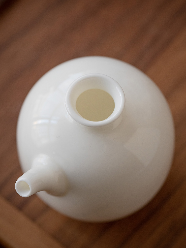 精雕细琢：白酒分酒器中的中式美学与功能