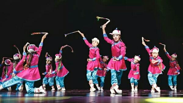 Đồng cỏ xinh đẹp, nhà tôi, trang phục trẻ em, phong cách hoa sen nhỏ, quần áo khiêu vũ, trang phục Mông Cổ, trang phục Liuyi các hãng quần áo trẻ em