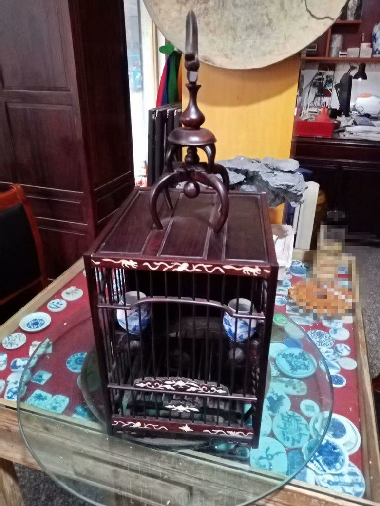 Red and sour branches red wood square bird cage with inlaid upscale painting eyebrow bezi embroidered eye indigo yellow nestled jade bird gold green bird cage