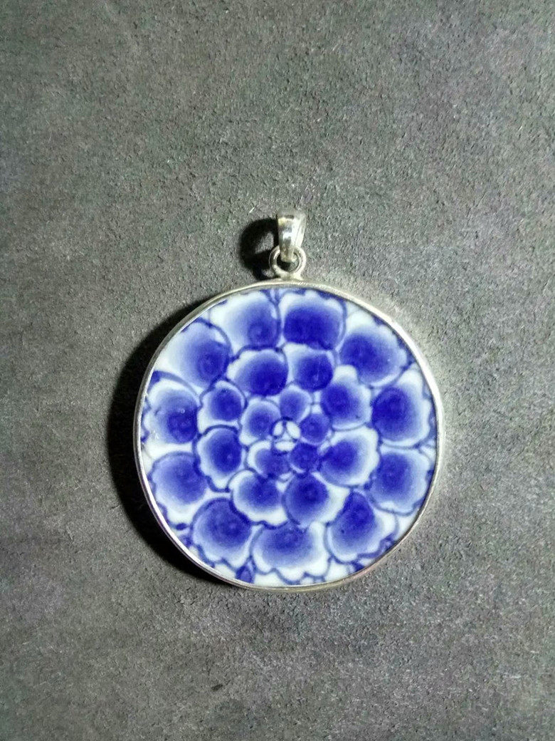 Qing Kangxi year-made blue and white beautiful flower old porcelain piece hair color first-class pendant sweater chain sterling silver edging
