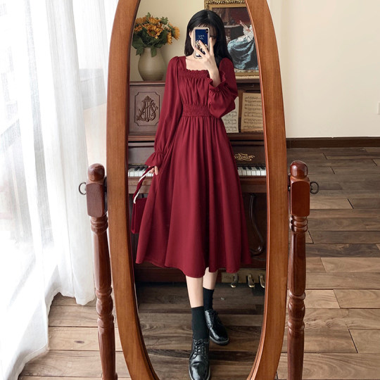 Plus-Size Retro Square-Neck Red Long Dress, New Autumn Style, Elegant Waist-Cinching Engagement Toast Dress