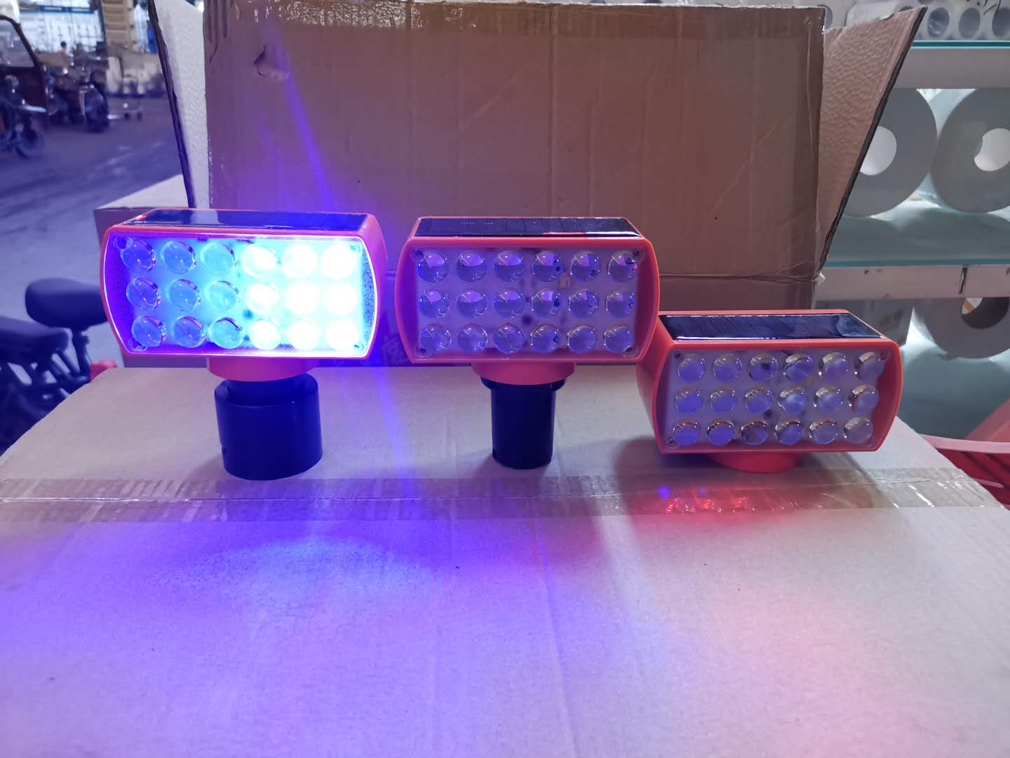 Solar flashing light charging warning light LED red and blue road cone roadblock light waterproof road construction signal light