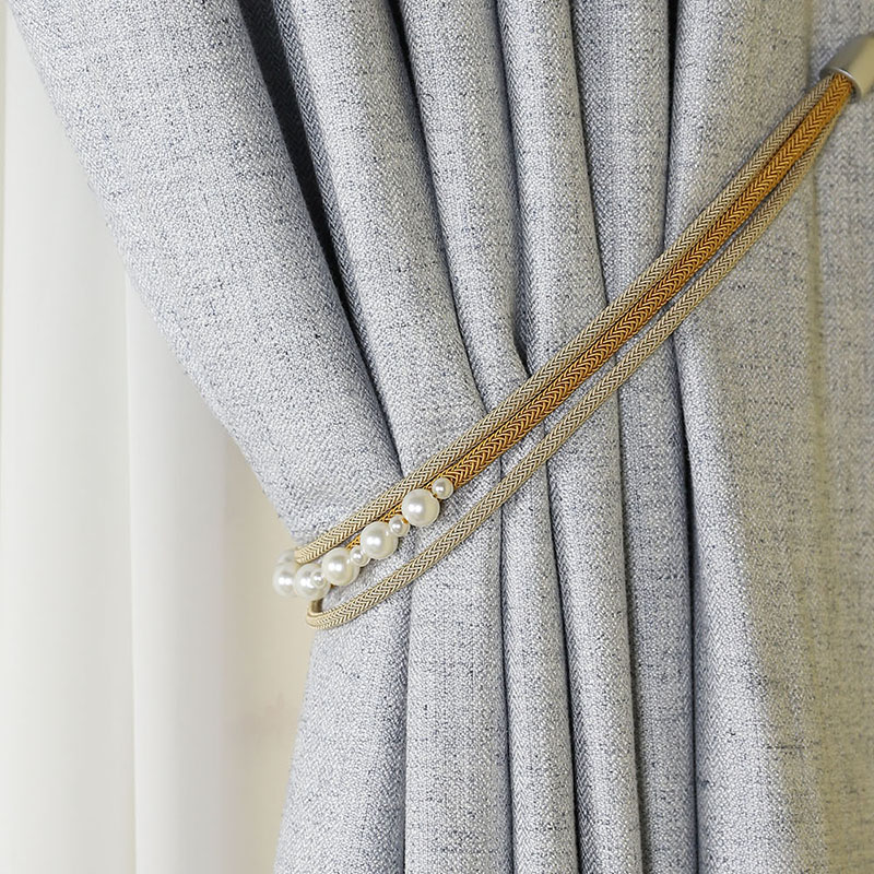 The jewel in the palm is only unexpected, there is no matching curtain buckle, lace decoration, strap rope hanging ball