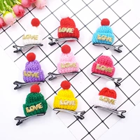 Желтая вязаная шапка, заколка для волос