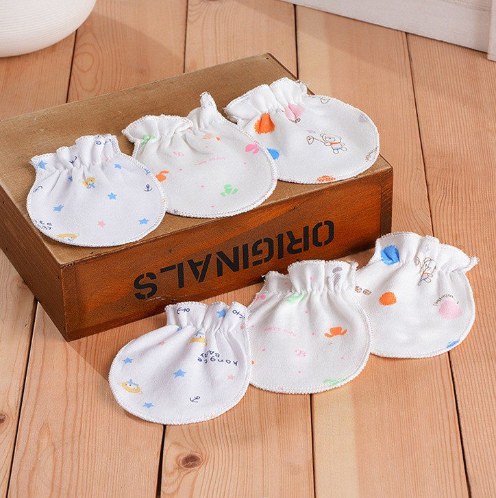 A pair of baby pure cotton grabbing gloves in autumn and winter Neonatal BB grasp face comfortable breathable cotton supplies