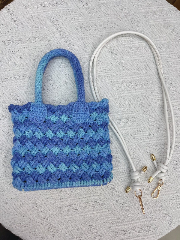 Hand-Crocheted Finished Product:席纹 (Seam Pattern) Bag, Made with Gradient Starry Yarn, Magnetic Closure at the Bag Opening, No Lining or Zipper Hand-Crocheted Finished Product:席纹 (Seam Pattern) Bag, Made with Gradient Starry Yarn, Magnetic Closure at the Bag Opening, No Lining or Zipper