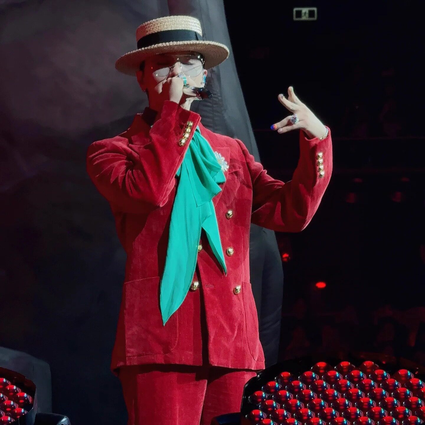 G-dragon style red retro velvet blazer – the perfect performance
