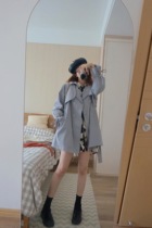 Fan Squad is cute and loves a small man without a head. In autumn and winter he is gray and blue and British with a short windbreaker.