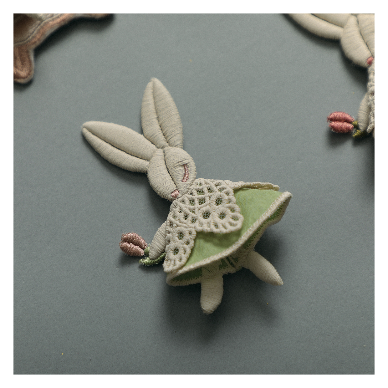 【ヨーロピアンレトロ】刺繍入り3Dバニー/ソファブローチ - ブローチ - その他の素材 グリーン